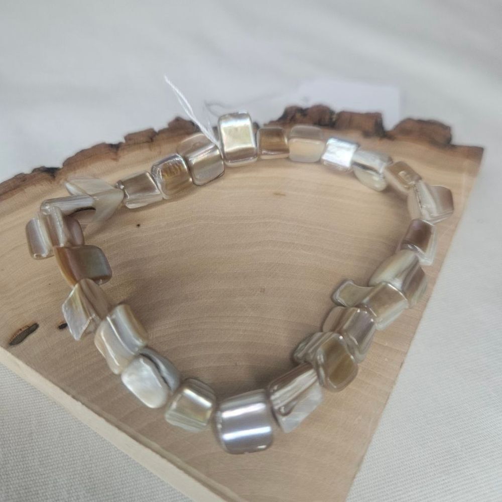 Vintage Mother of Pearl Beaded Stretch Bracelet EUC 1980s-1990s Sz 7 0.25" Wide - Picture 4 of 7